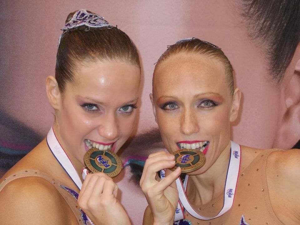 01. Alžběta a Soňa a medaile.jpg