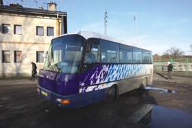 Školní autobus, který zajíždí i do vyloučené lokality Prunéřov. Foto: Radoslav Bernat.