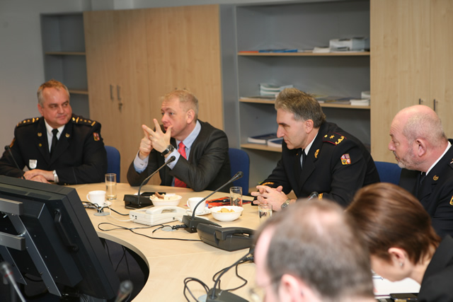 5 - Ministr vnitra diskutuje s hasiči