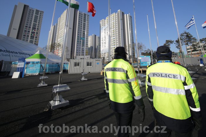 f_05 Olympijská vesnice pod ochranou policie.jpg