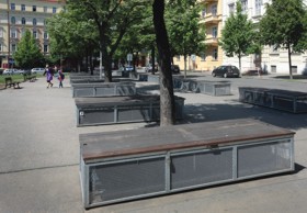 Stánky jako lavičky na náměstí Jiřího z Poděbrad. Foto: Radoslav Bernat. 