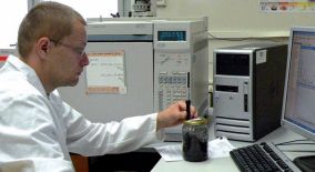 Kpt. Halamek v laboratoři pracuje s konzervou, ze které odebírá vzorek neshořelých a neodpařených hořlavin