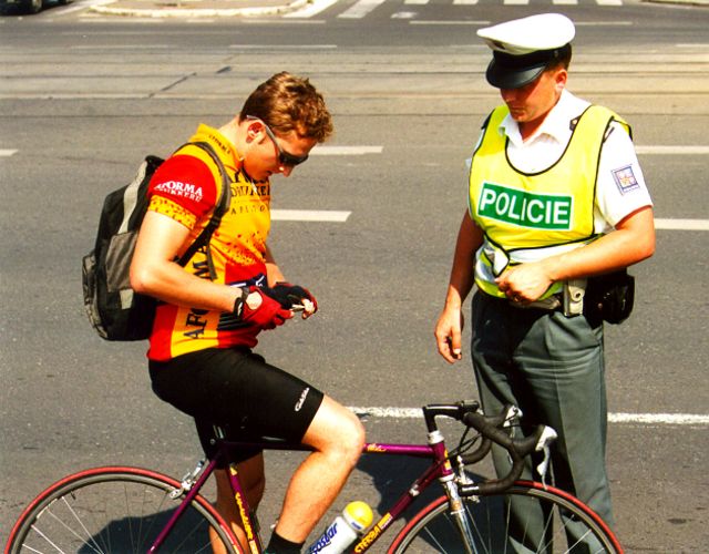 Kontrola cyklisty policistou