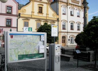 Vysílač BLUEINFO a vitrína s mapou, nacházející se na Starém náměstí v České Třebové