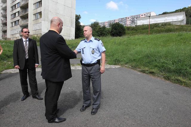 1. Ministr Pecina se zdraví s policisty v Janově