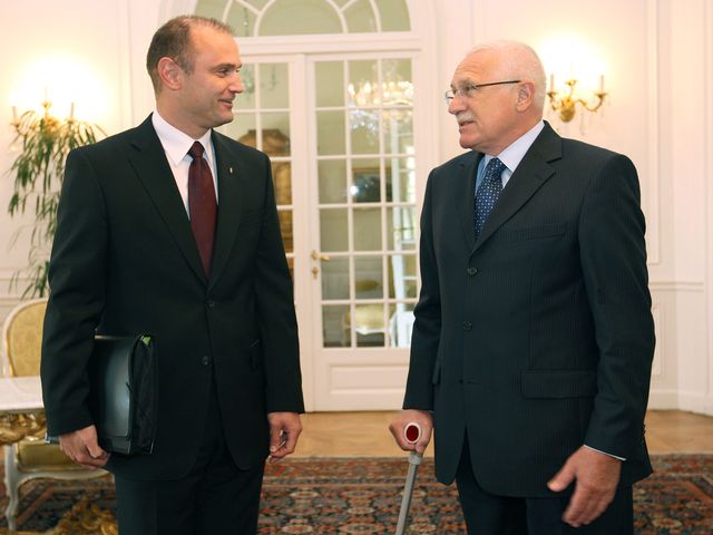Prezident Klaus hovoří s ministrem Langerem