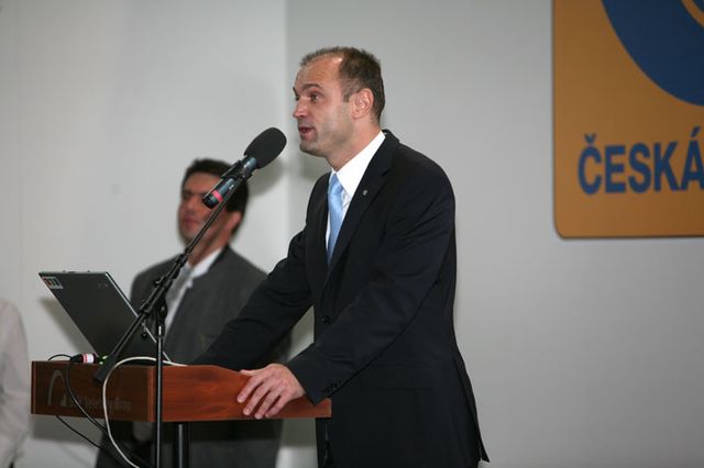 Ministr Langer při briefingu