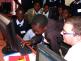 Student školy Nkomba pod vedením lektora ukazuje svým spolužákům, jak vyhledávat na internetu