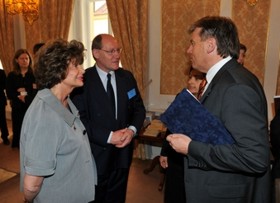 Předseda PS Miloslav Vlček se vítá se členkou Kongresu USA Shelley Berkleyovou a s Jonathanem Evansem z Evropského parlamentu.